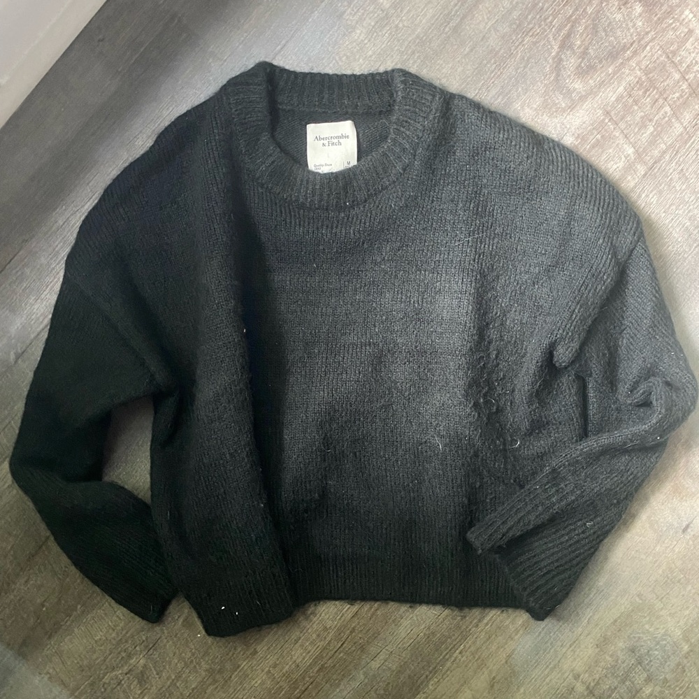 Abercrombie and Fitch black cropped sweater — M